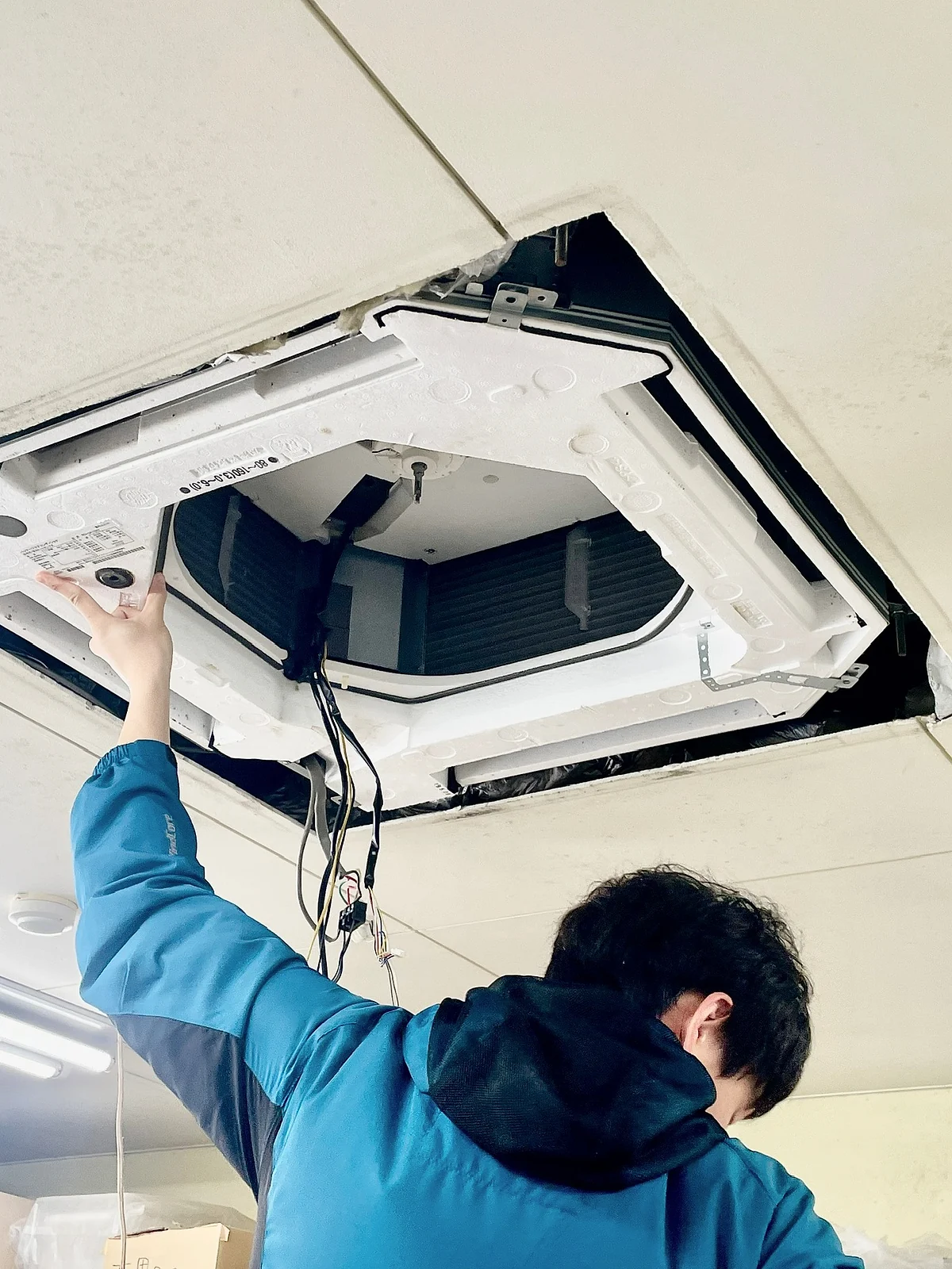 天井埋込エアコンのメンテナンス作業