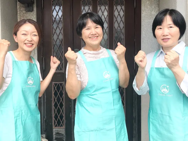 3名の笑顔な女性従業員
