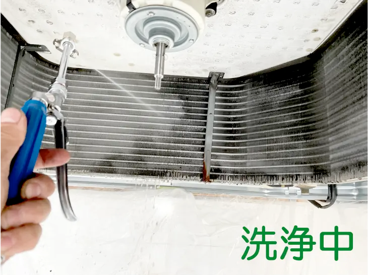 業務用エアコンクリーニングの作業風景