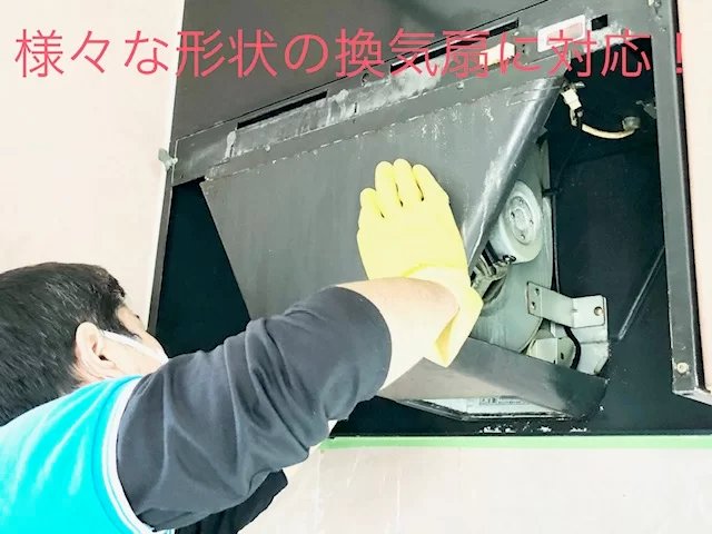 レンジフードクリーニングの作業風景