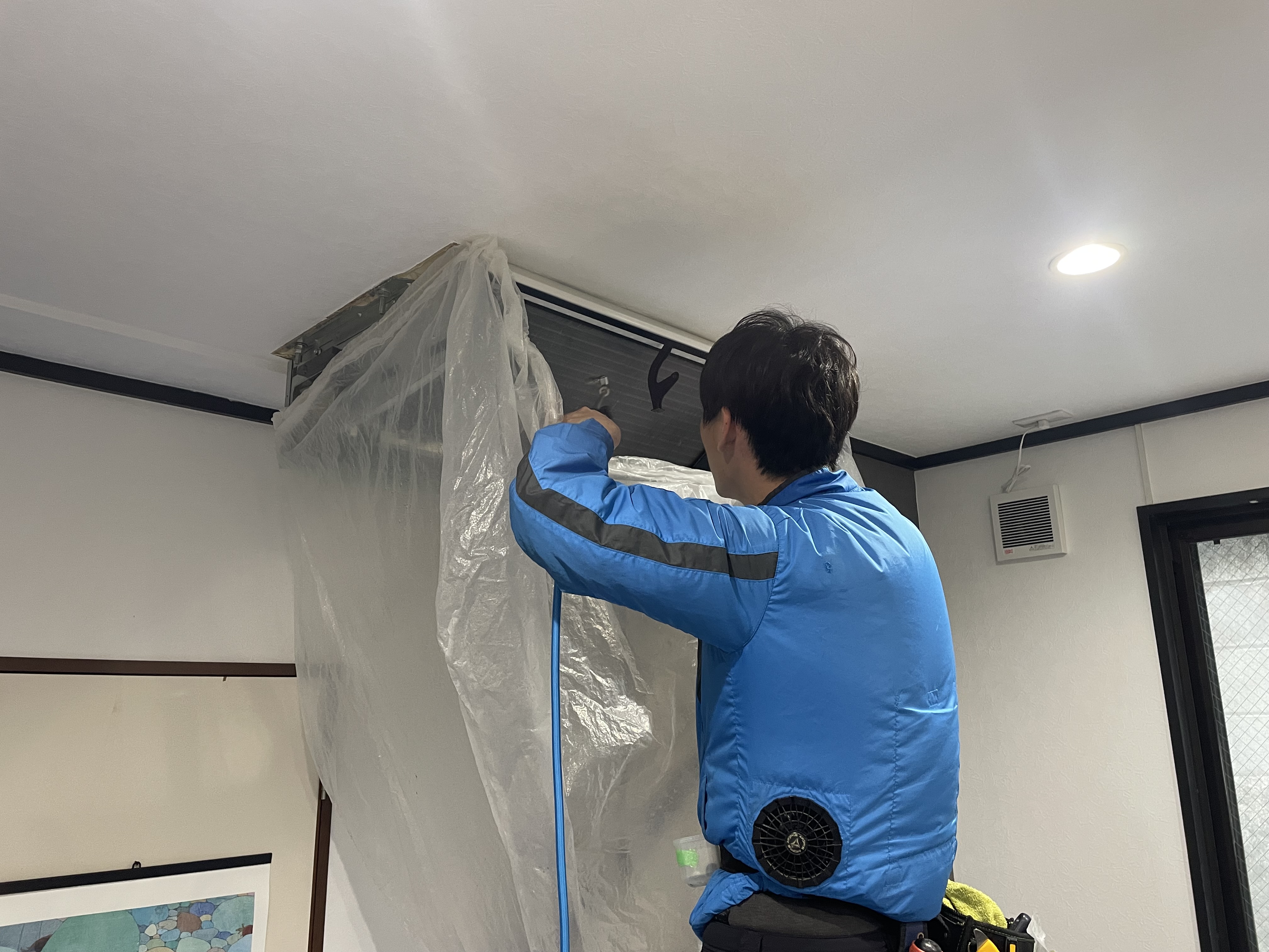 熊本市の介護施設や合志市の学童クラブなどで実施した業務用エアコンクリーニングの作業風景